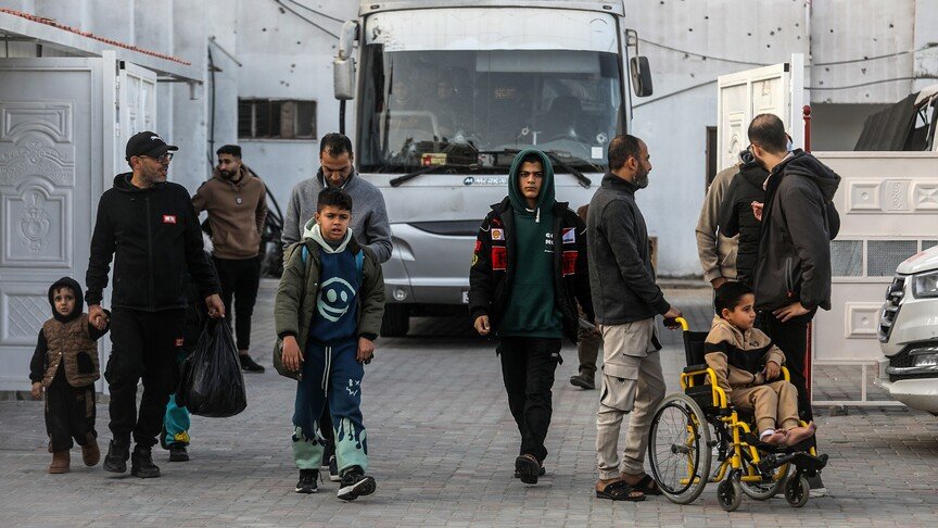 جرحى غزة خلال وقفة داخل مستشفى المعمداني يطالبون بالسفر للعلاج وإنهاء قيود إسرائيل على المعابر